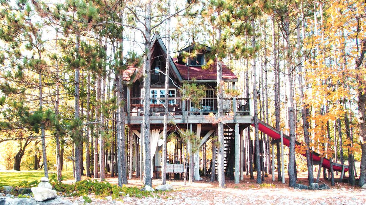 The Treehouse Bed And Breakfast Ontario Canada You Can Stay Overnight At This Incredible Treehouse In Ontario - Narcity