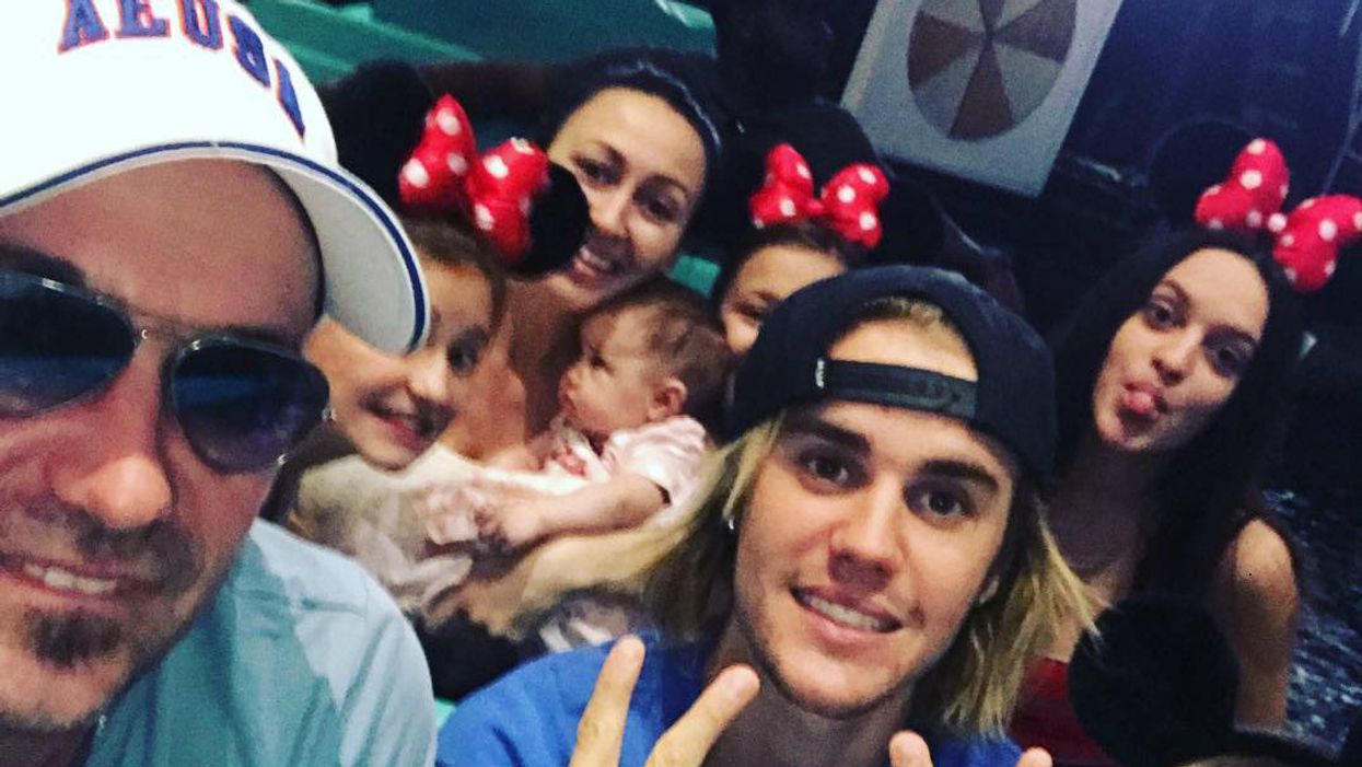 Justin Bieber And Hailey Baldwin Were Spotted All Over Disney World On Vacation With The Entire Bieber Family Photos Narcity Justin Bieber And Hailey Baldwin Were Spotted All Over Disney World On Vacation With The Entire Bieber Family Photos Narcity