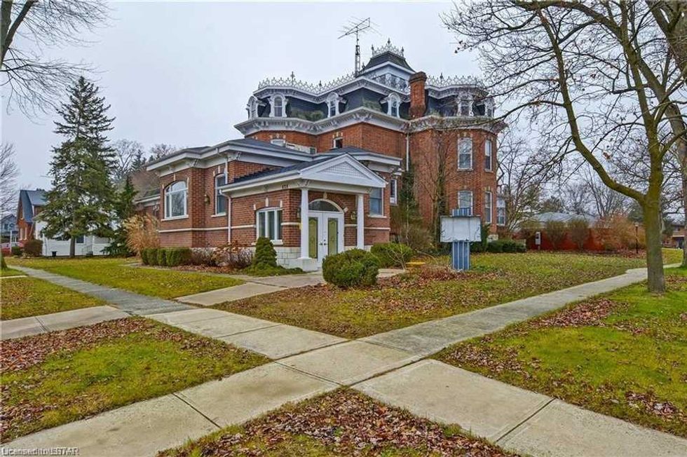 Mansions In Canada Are Available For Under 630k & The Cheapest One Is