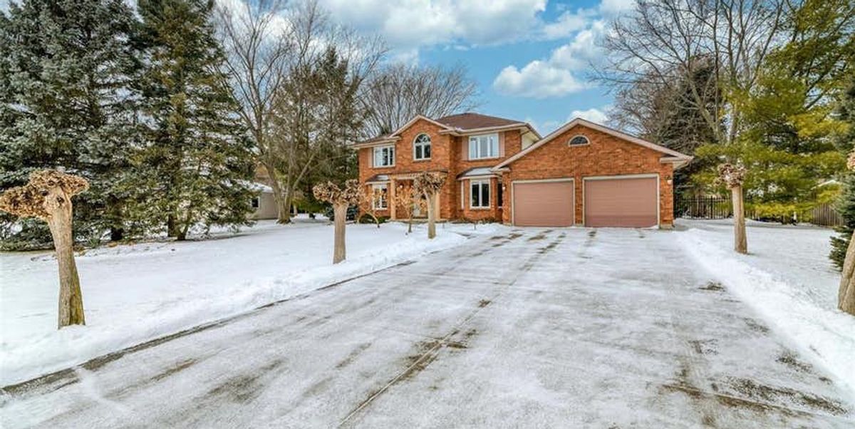 Ontario Home For Sale Is Under 850K & Has 18 Rooms Narcity
