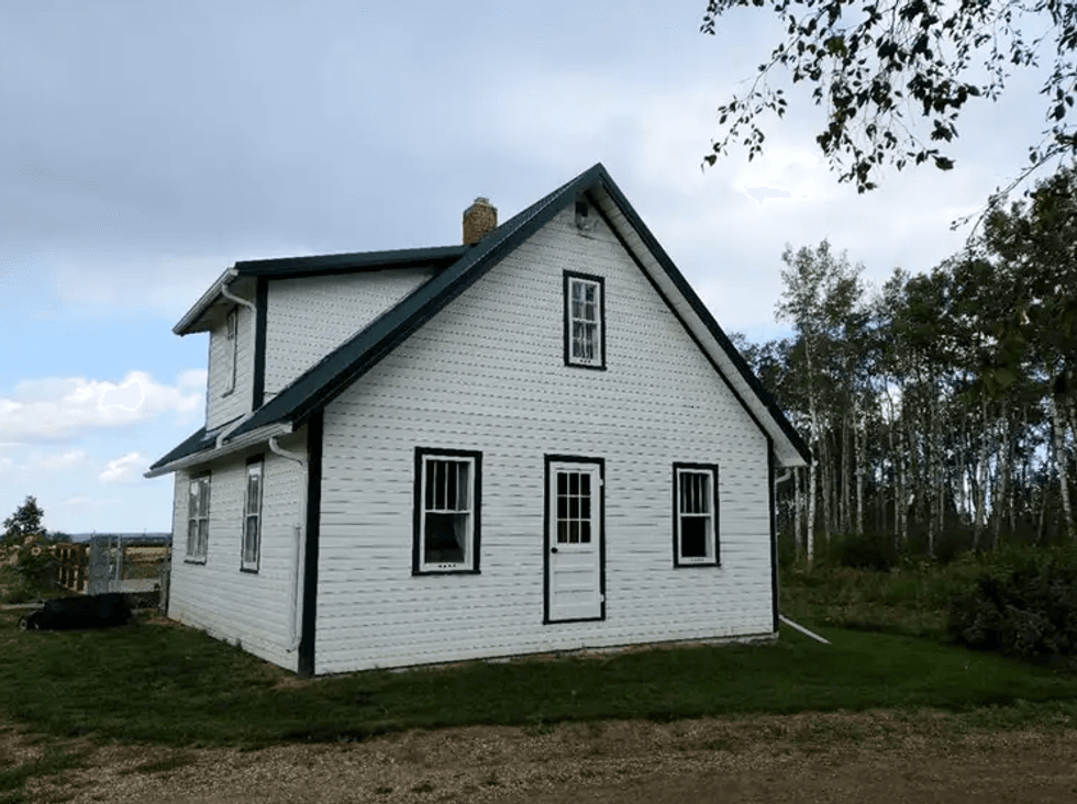 Alberta House For Sale For 330k Is On Over 100Acres Of Rolling Hills Narcity
