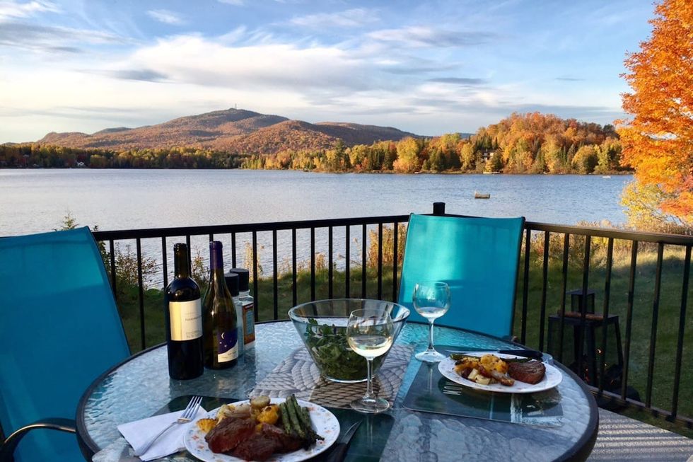 Ce Airbnb près de Montréal a une vue parfaite sur le lac Gauthier Narcity