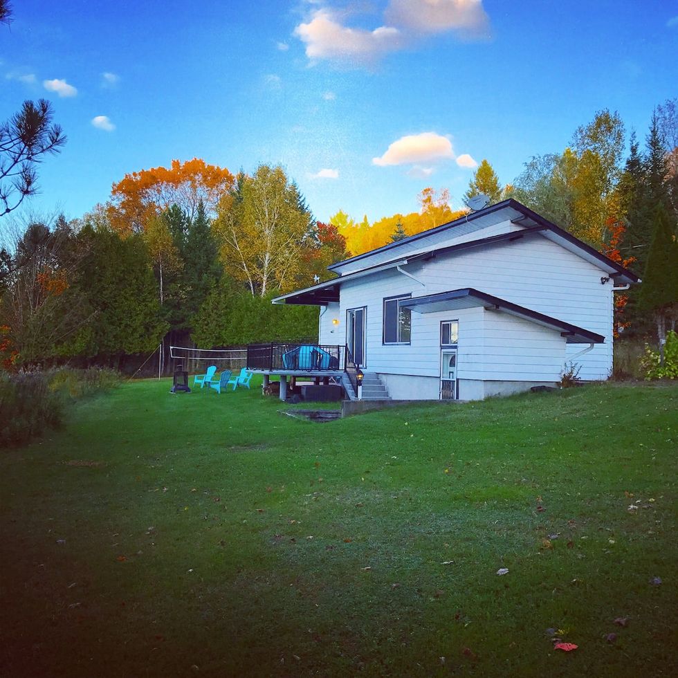 Ce Airbnb près de Montréal a une vue parfaite sur le lac Gauthier Narcity