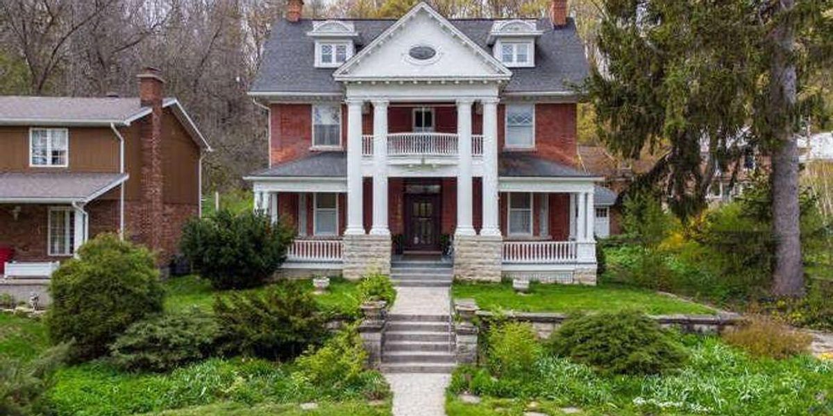 Beautiful Ontario Mansion For Sale Is Cheaper Than You'd Think Narcity