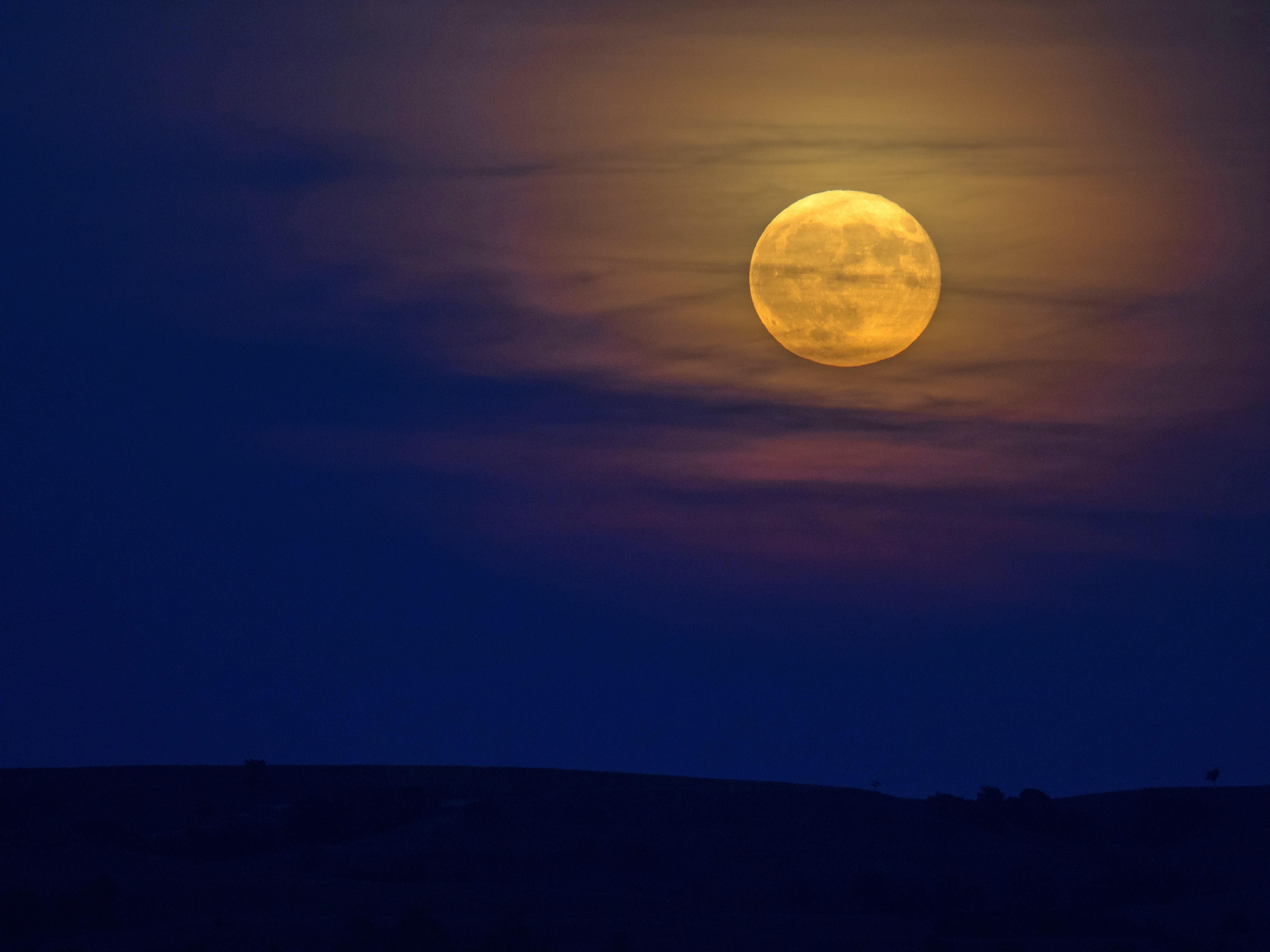 Full Blue Moon Over Canada This Weekend Is The Rarest Of The Year Narcity