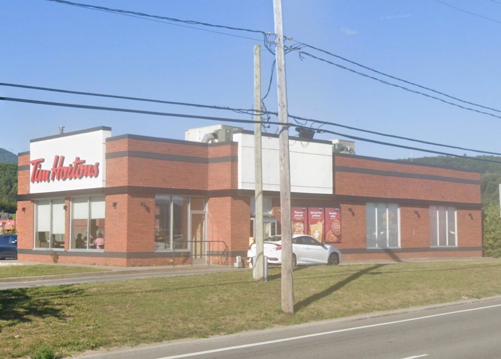 Fa\u00e7ade avant du restaurant Tim Hortons de Baie-Saint-Paul.