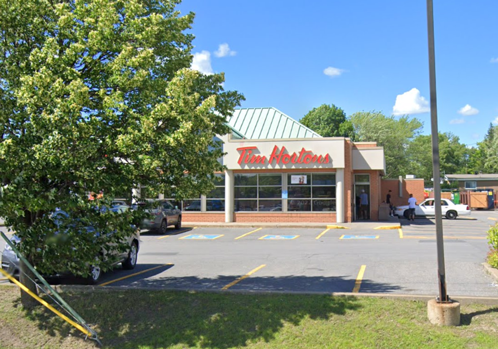 Fa\u00e7ade avant du restaurant Tim Hortons de Ch\u00e2teauguay