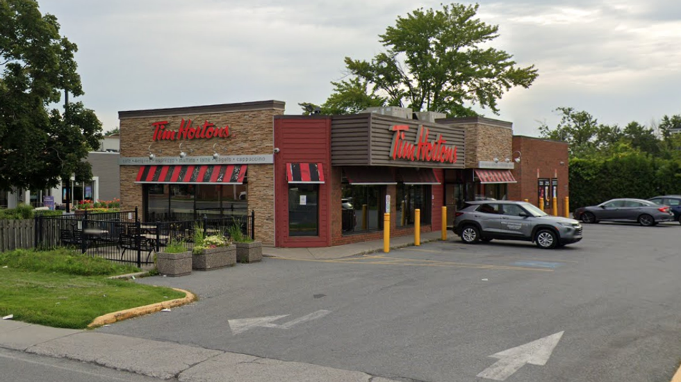 Fa\u00e7ade avant du restaurant Tim Hortons de Chambly