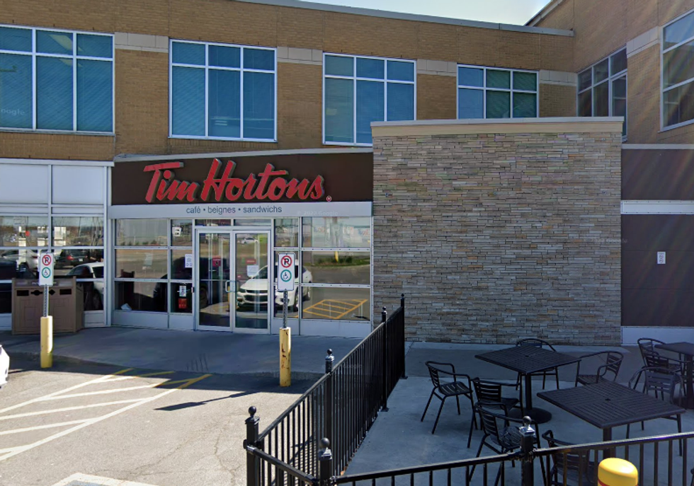 Fa\u00e7ade avant du restaurant Tim Hortons de Montr\u00e9al sur C\u00f4te-de-Liesse