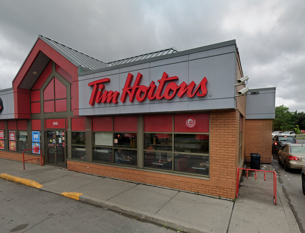 Fa\u00e7ade avant du restaurant Tim Hortons de Montr\u00e9al sur Jean-Talon E.