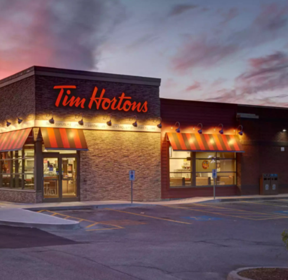 Fa\u00e7ade avant du restaurant Tim Hortons de Saint-Ambroise