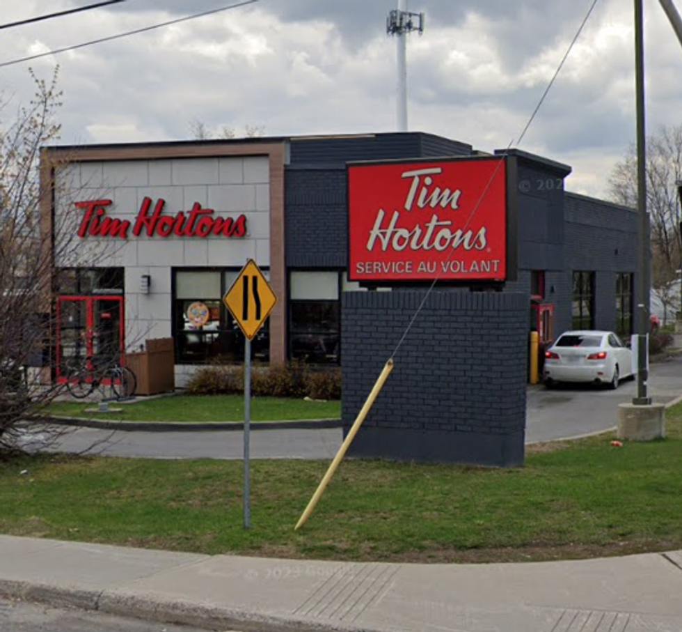 Fa\u00e7ade avant du restaurant Tim Hortons \u00e0 Gatineau