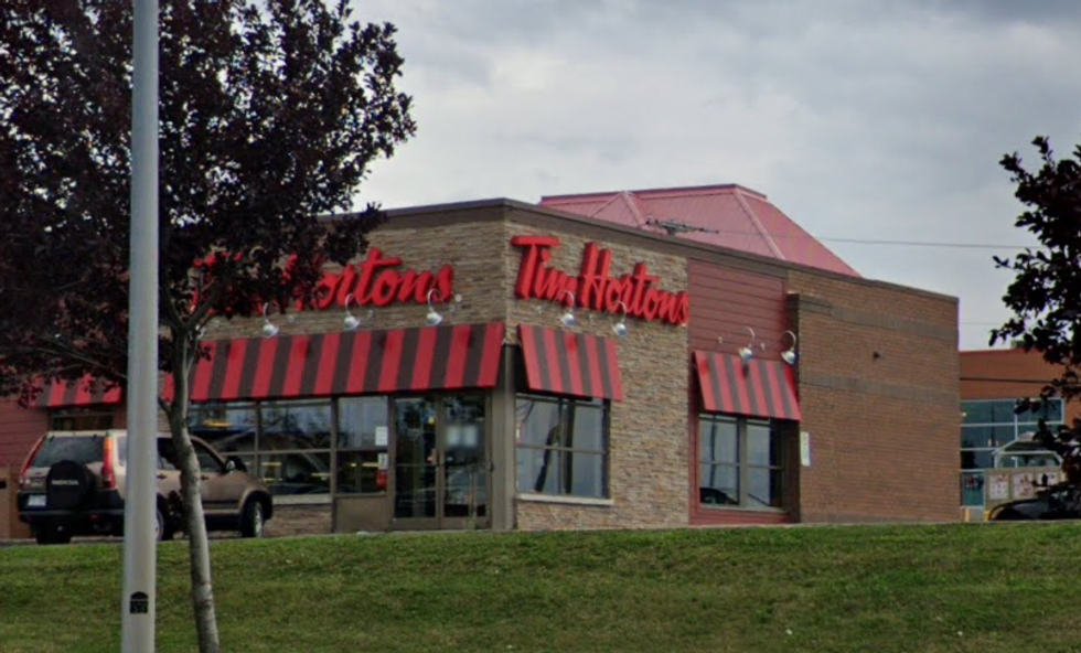 Fa\u00e7ade avant du restaurant Tim Hortons \u00e0 Mont-Joli