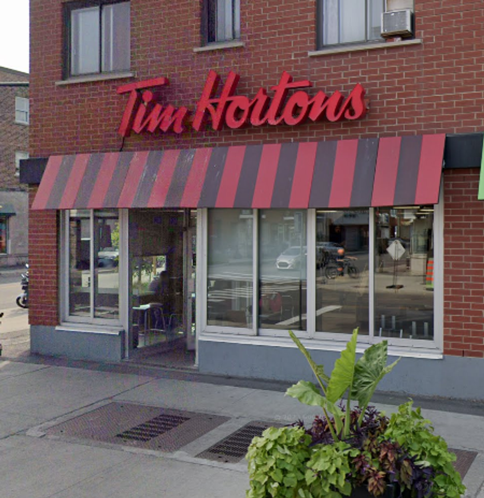 Fa\u00e7ade avant du restaurant Tim Hortons \u00e0 Montr\u00e9al sur boulevard Monk