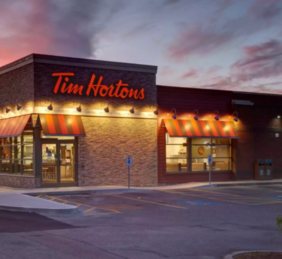 Fa\u00e7ade avant du restaurant Tim Hortons \u00e0 Saint-Bruno-de-Montarville.