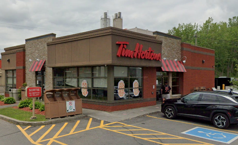 Fa\u00e7ade avant du restaurant Tim Hortons \u00e0 Sainte-Th\u00e9r\u00e8se.