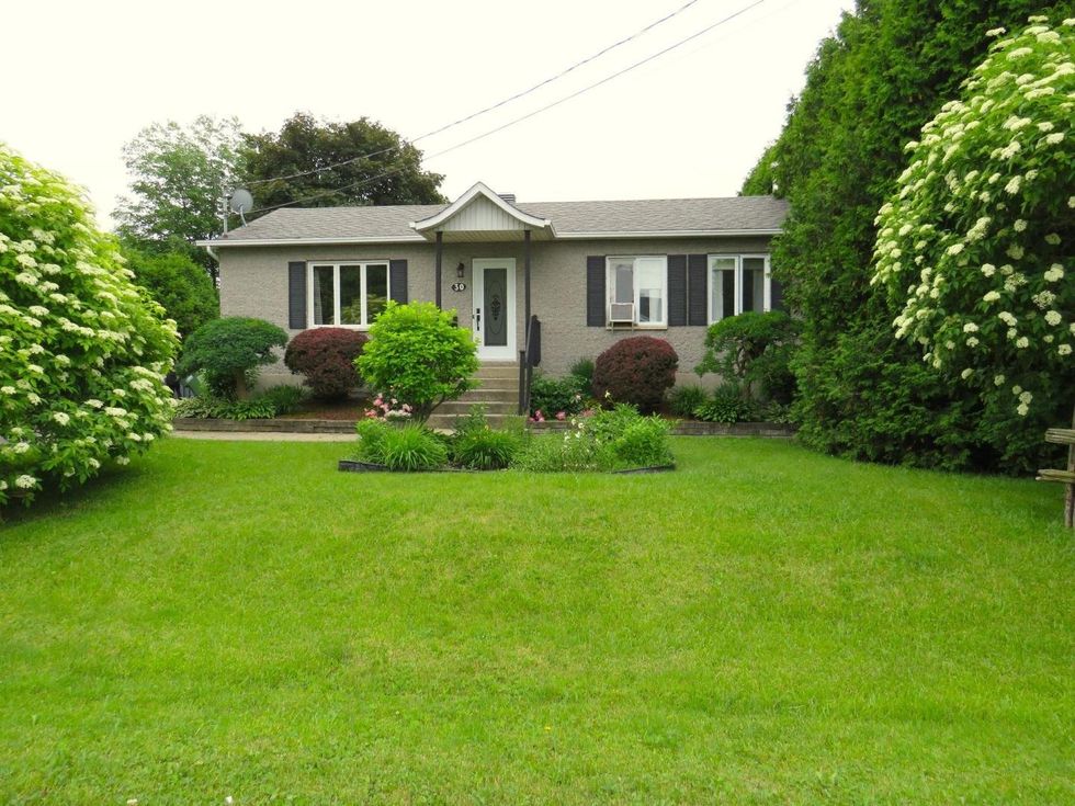 Fa\u00e7ade d'une maison de plain-pied \u00e0 vendre \u00e0 Beauharnois.