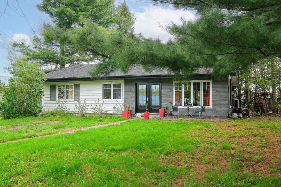 Fa\u00e7ade d'une maison de plain-pied \u00e0 vendre \u00e0 Saint-R\u00e9mi.