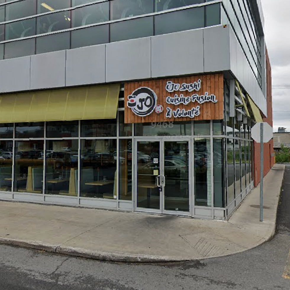 Fa\u00e7ade de l\u2019OJO Restaurant Inc. sur le boulevard Lacordaire \u00e0 Montr\u00e9al.