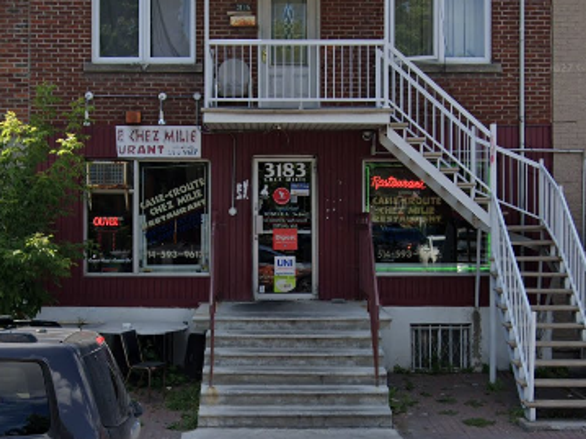 Fa\u00e7ade du restaurant Chez Millie Casse-Cro\u00fbte \u00e0 Montr\u00e9al.