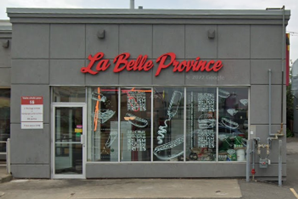 Fa\u00e7ade du restaurant La Belle Province sur le boulevard Saint-Michel \u00e0 Montr\u00e9al.