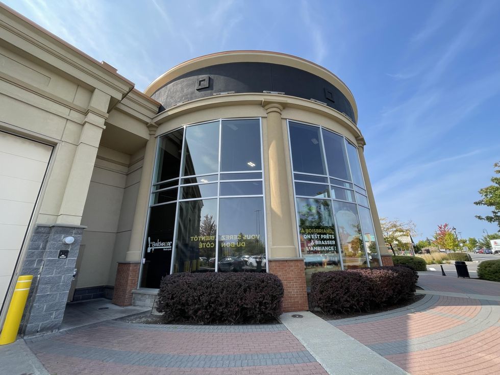 Fa\u00e7ade du restaurant Le Balthazar au Faubourg Boisbriand.