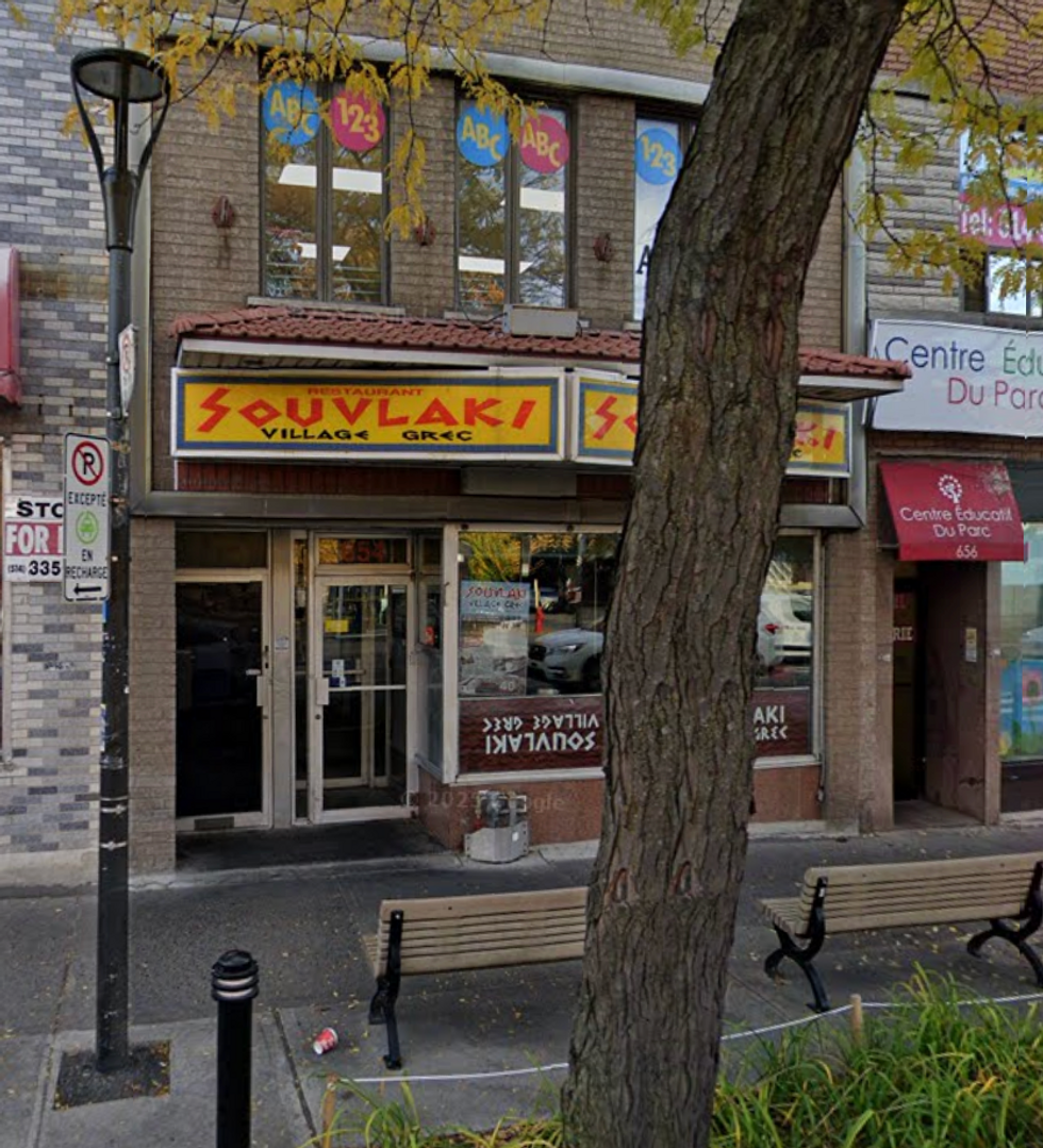 Fa\u00e7ade du Restaurant Le Village Grec sur la rue Jean-Talon Ouest \u00e0 Montr\u00e9al.