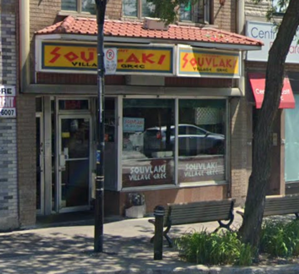 Fa\u00e7ade du restaurant Le Village Grec \u00e0 Montr\u00e9al.