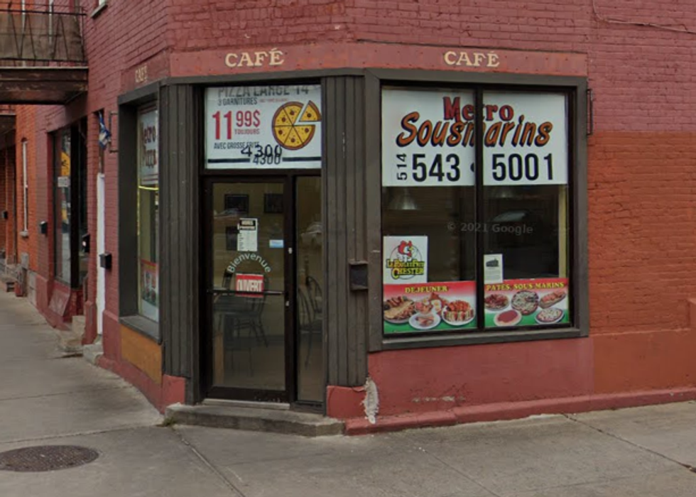 Fa\u00e7ade du restaurant M\u00e9tro Sous-marins \u00e0 Montr\u00e9al.