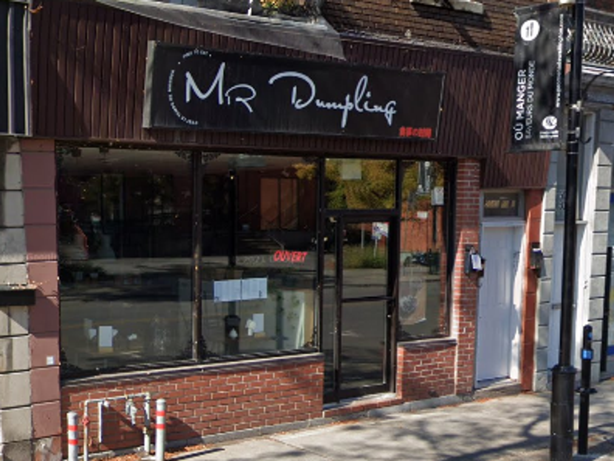 Fa\u00e7ade du restaurant Mr. Dumpling \u00e0 Montr\u00e9al.