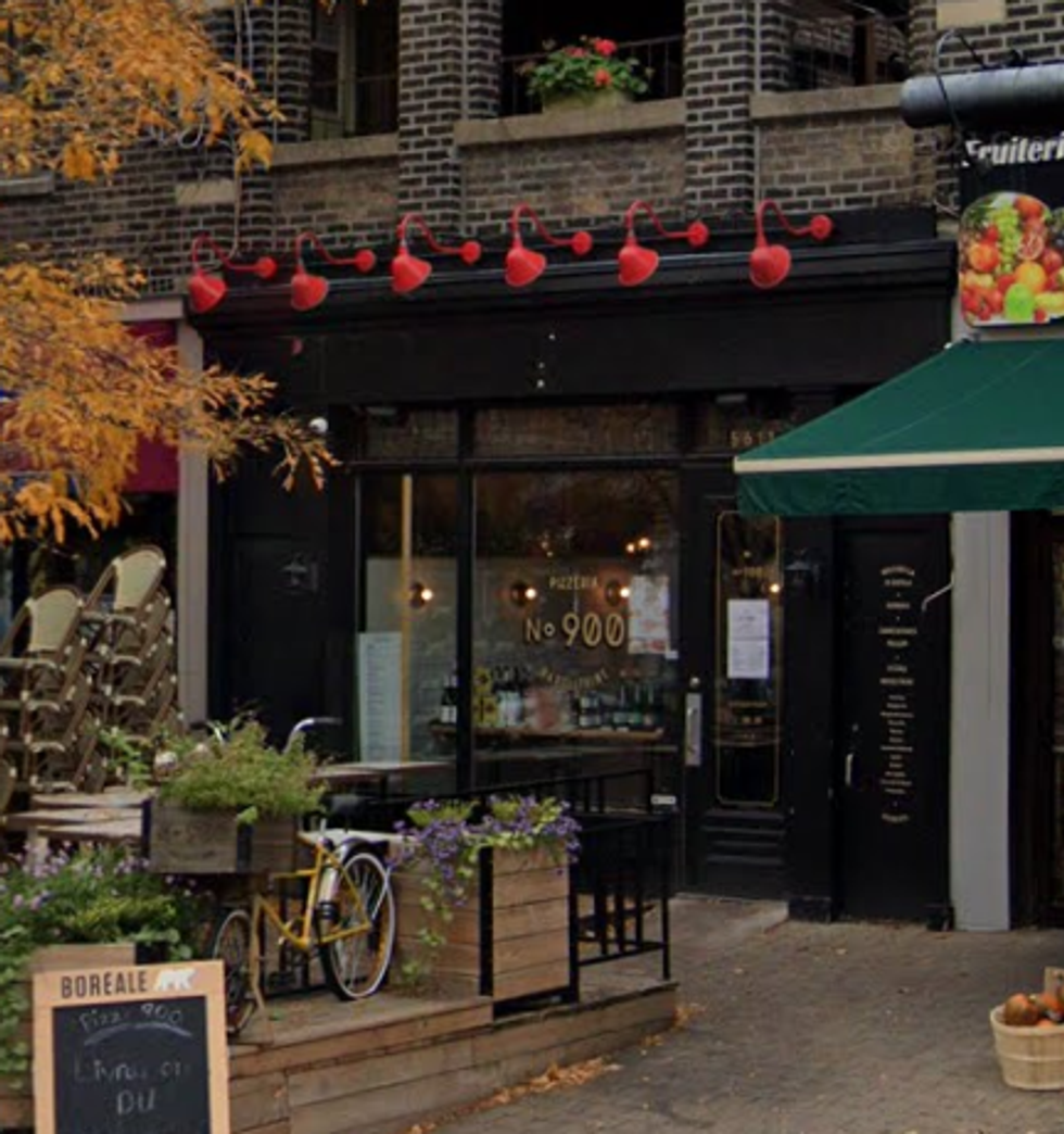 Fa\u00e7ade du restaurant Pizzeria 900 Monkland \u00e0 Montr\u00e9al.