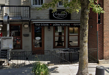 Fa\u00e7ade du restaurant Pizzeria Artigiani \u00e0 Montr\u00e9al.