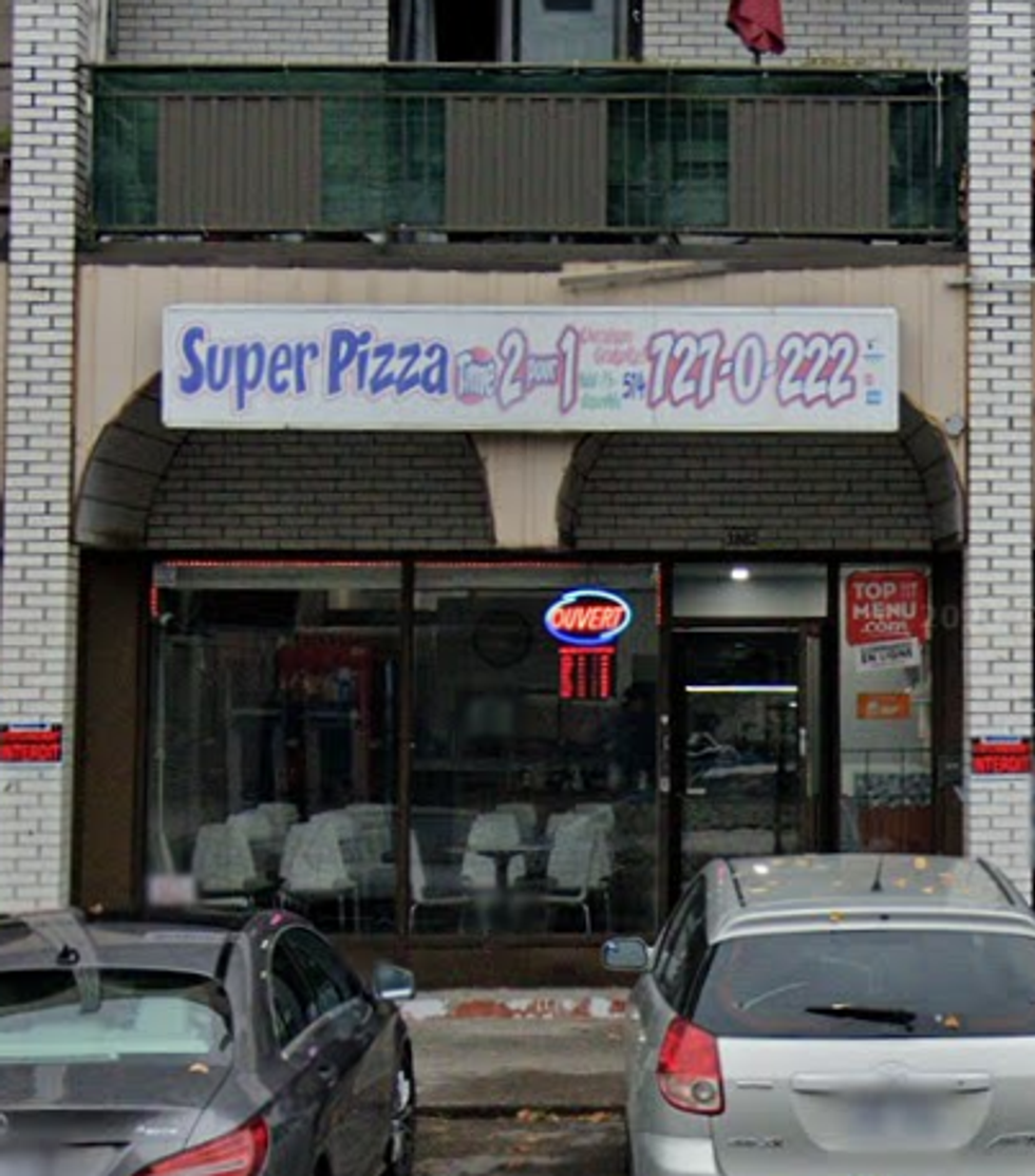 Fa\u00e7ade du restaurant Super Pizza Time \u00e0 Montr\u00e9al.