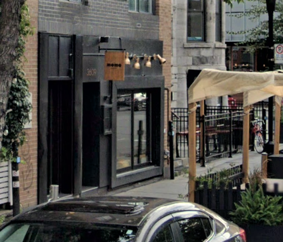 Fa\u00e7ade du restaurant Sushi Momo \u00e0 Montr\u00e9al.