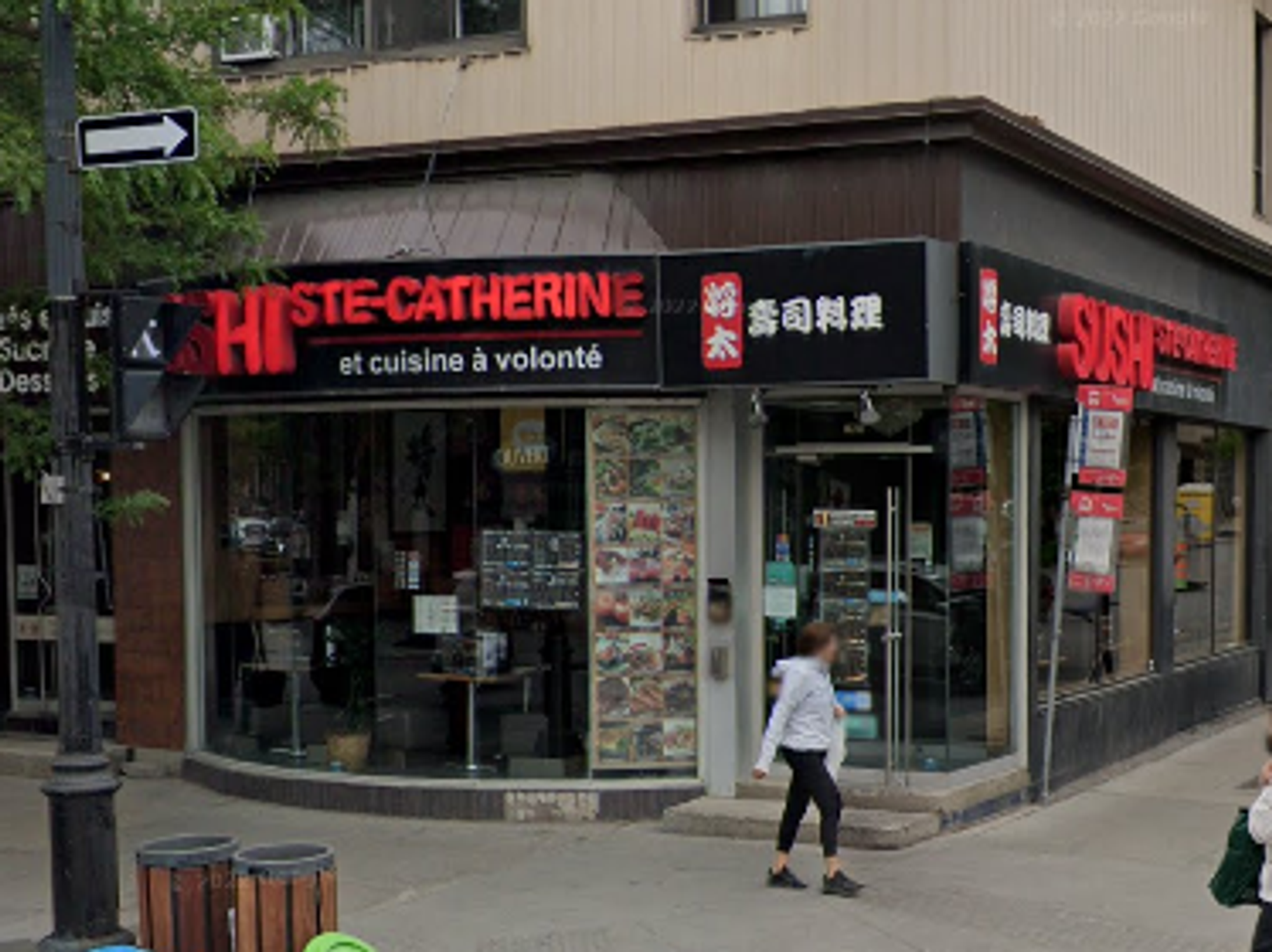 Fa\u00e7ade du restaurant Sushi Ste-Catherine \u00e0 Montr\u00e9al.