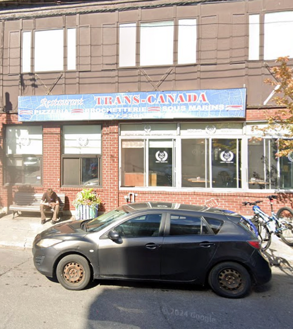 Fa\u00e7ade du Restaurant Trans-Canada sur la rue Notre-Dame \u00e0 Montr\u00e9al.