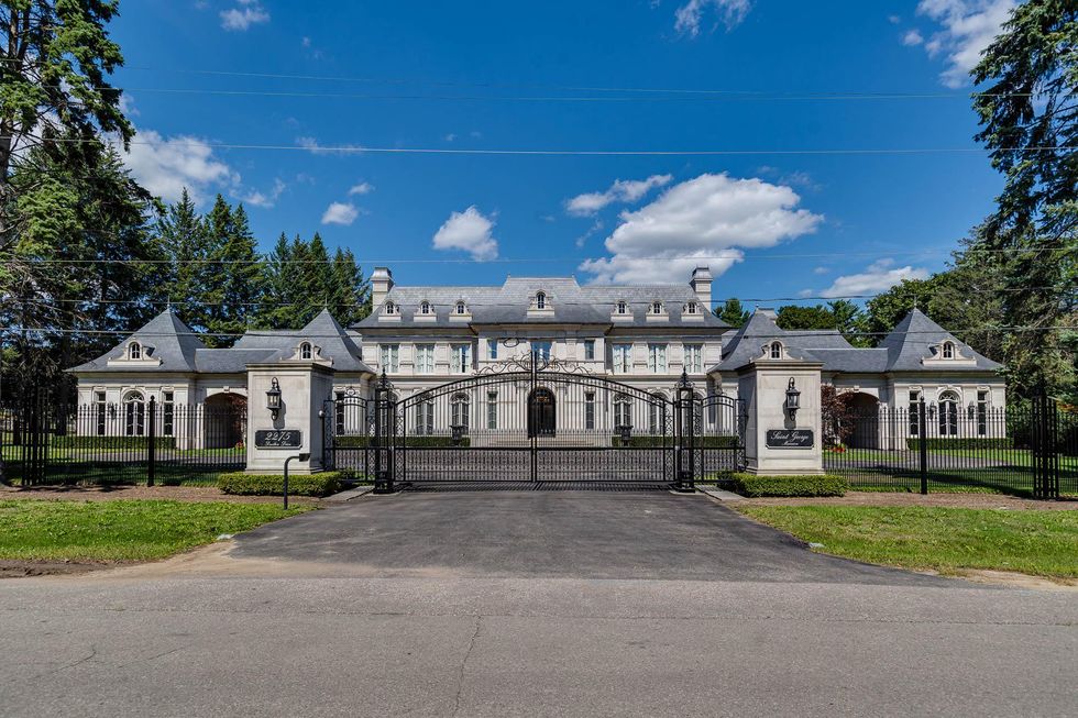 Fa\u00e7ade of 2275 Doulton Drive, Mississauga, ON.