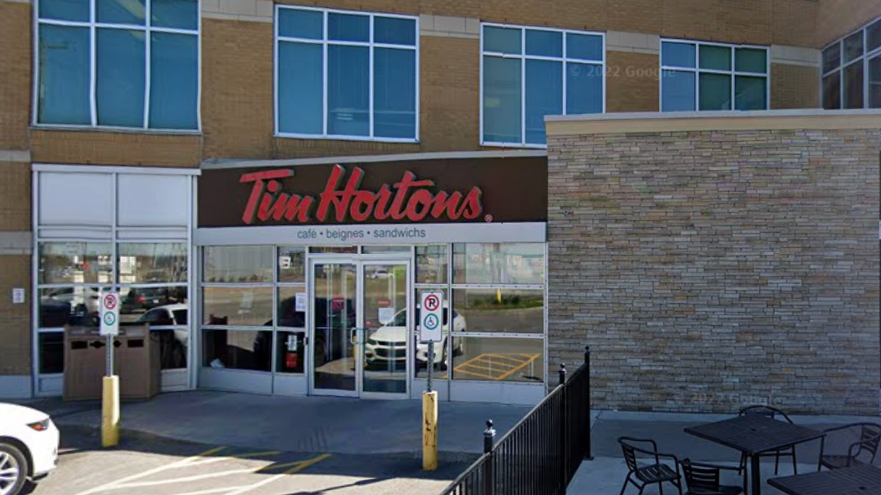 Façade avant du restaurant Tim Hortons de Montréal sur Côte-de-Liesse