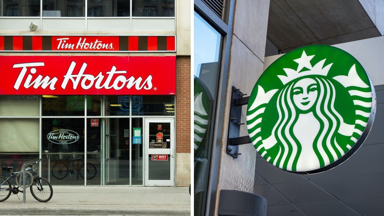 Façade d'un Tim Hortons. Droite : Enseigne d'un Starbucks.