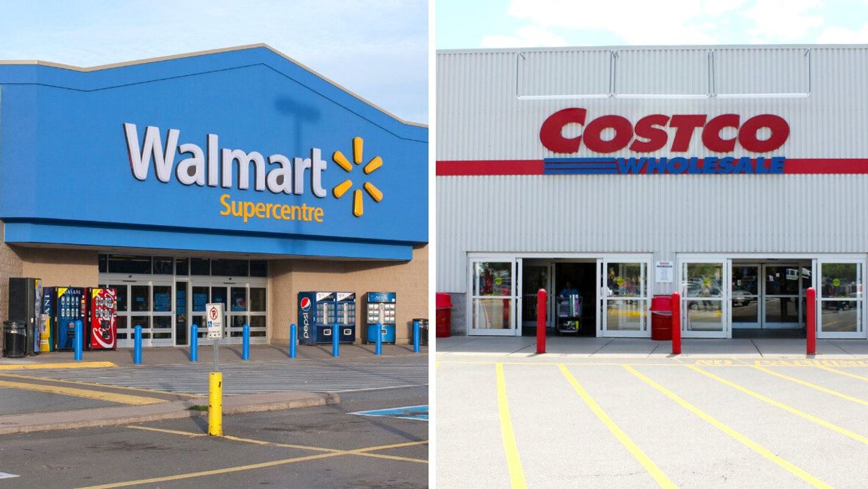 Façade d'un Walmart avec des distributeur automatique à l'avant. Droite : Entrée d'un Costco avec les portes ouverte.