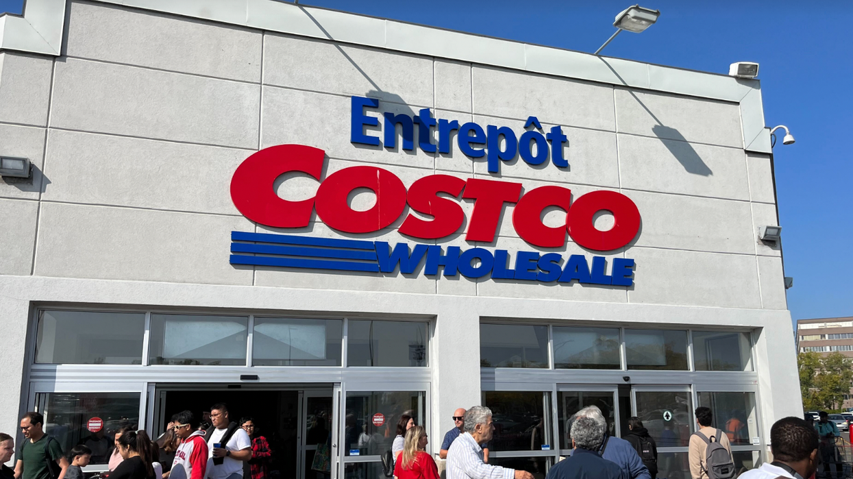 Façade de l'entrepôt Costco à Montréal lors d'une journée achalandée.