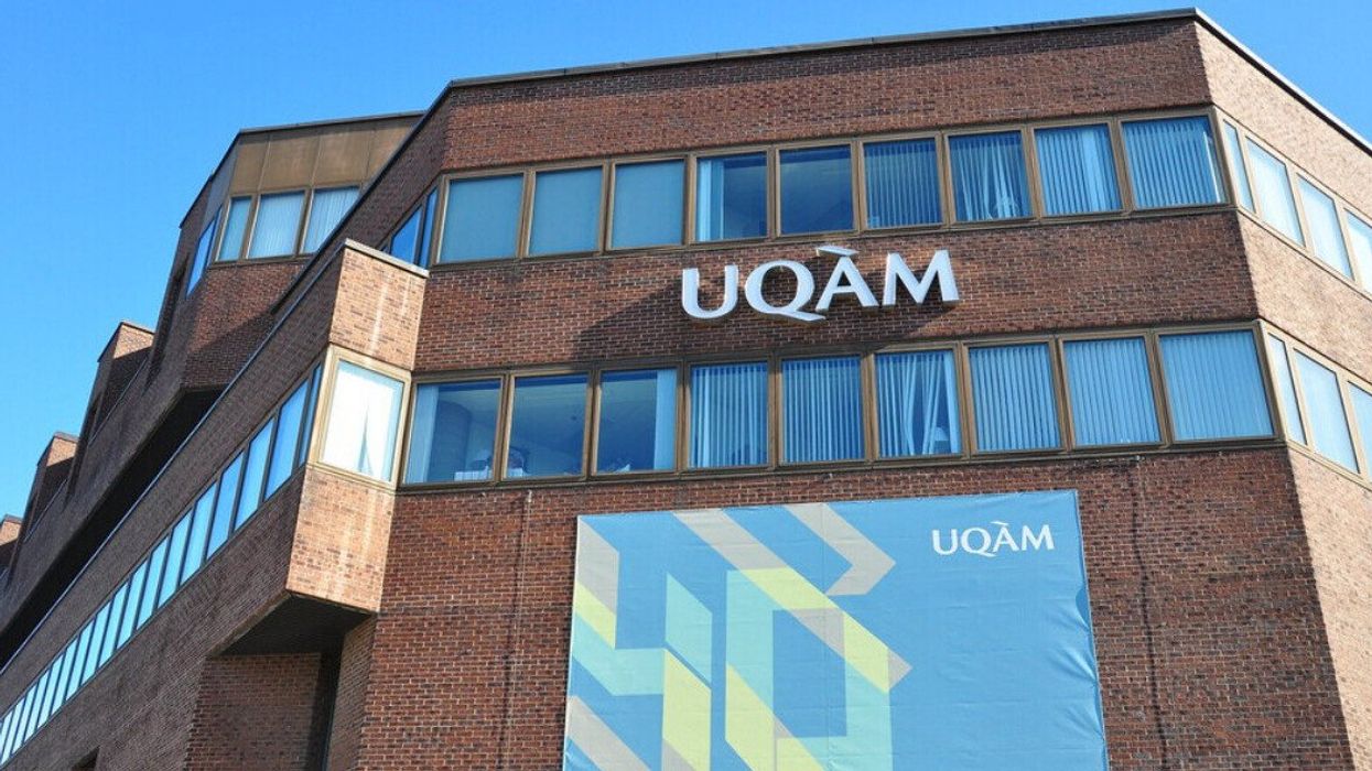 Façade de l'Université du Québec à Montréal (UQAM) avec le logo et une banderole à l'effigie de l'institution.