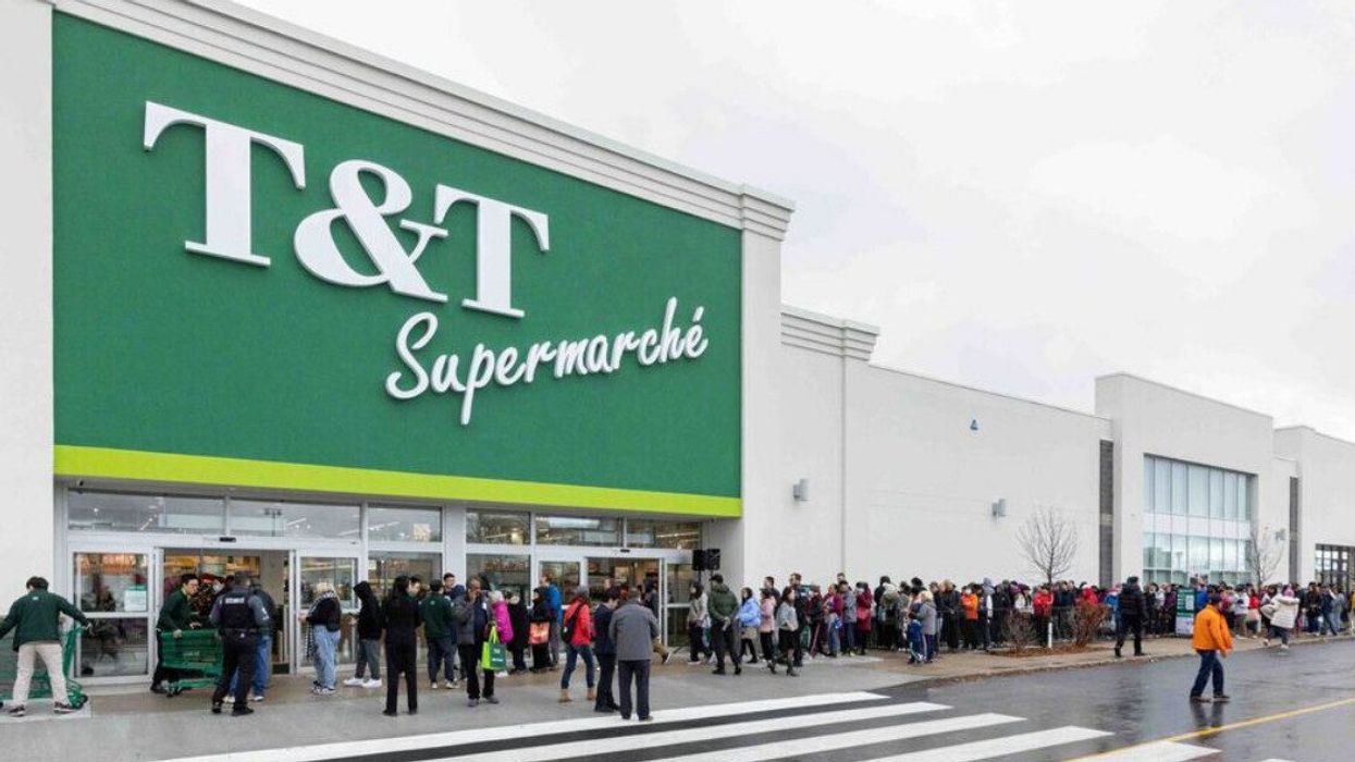 Façade du T&T de Brossard lors de la journée de l'inauguration.