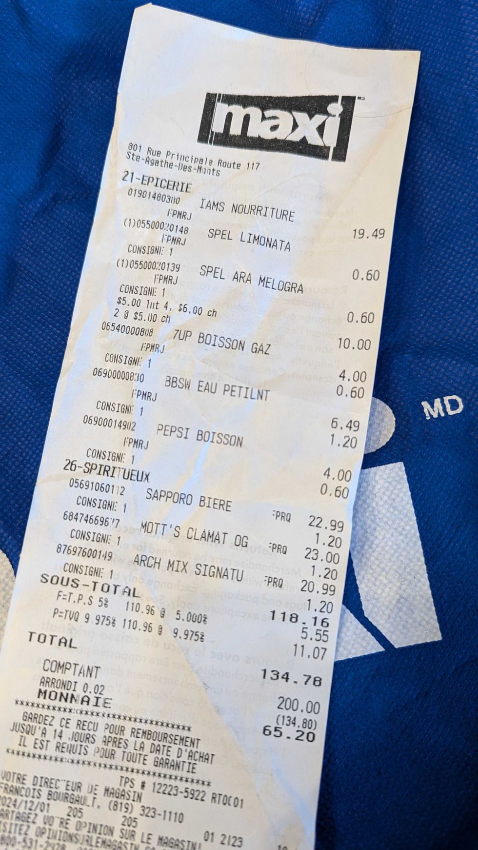 Facture d'une \u00e9picerie faite au Maxi le 1er d\u00e9cembre 2024.