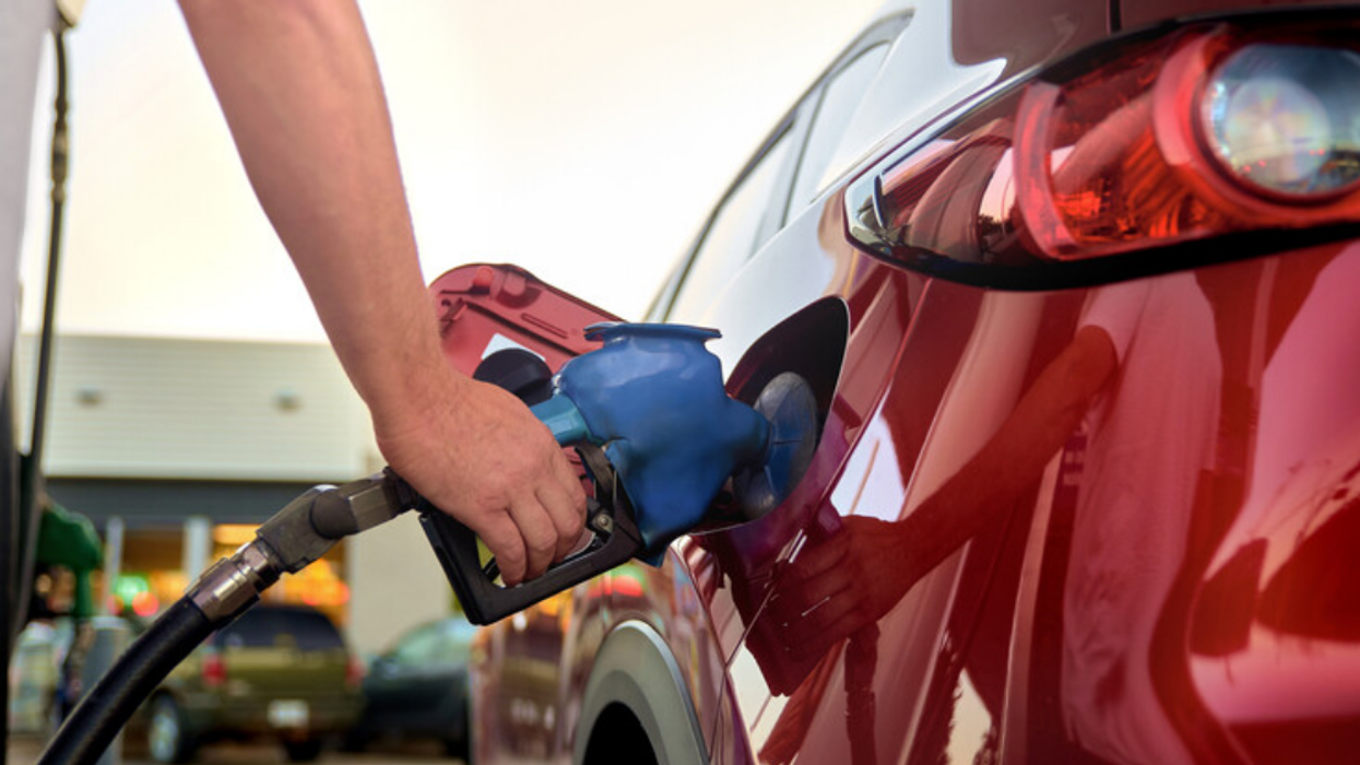 Faire le plein d'essence au Québec.