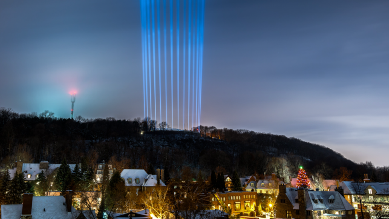 Faisceaux lumineux sur le Mont Royal.
