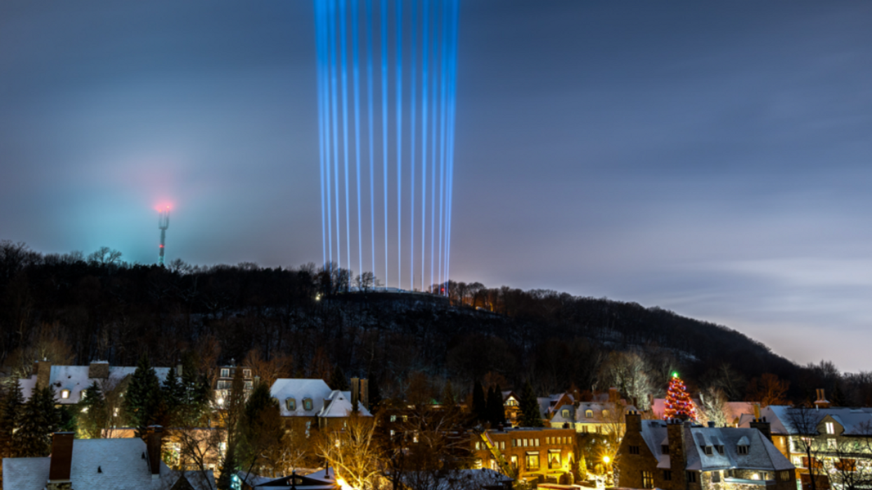 Faisceaux lumineux sur le Mont Royal.