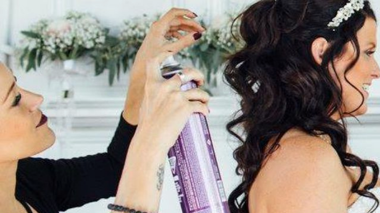 Fanny Pilon, co-propriétaire du salon LOV et spécialiste en coiffures de mariages, à l'oeuvre.