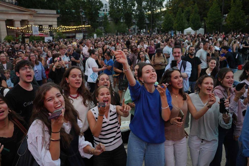 Fans elated to see C\u00e9line Dion's comeback in Paris