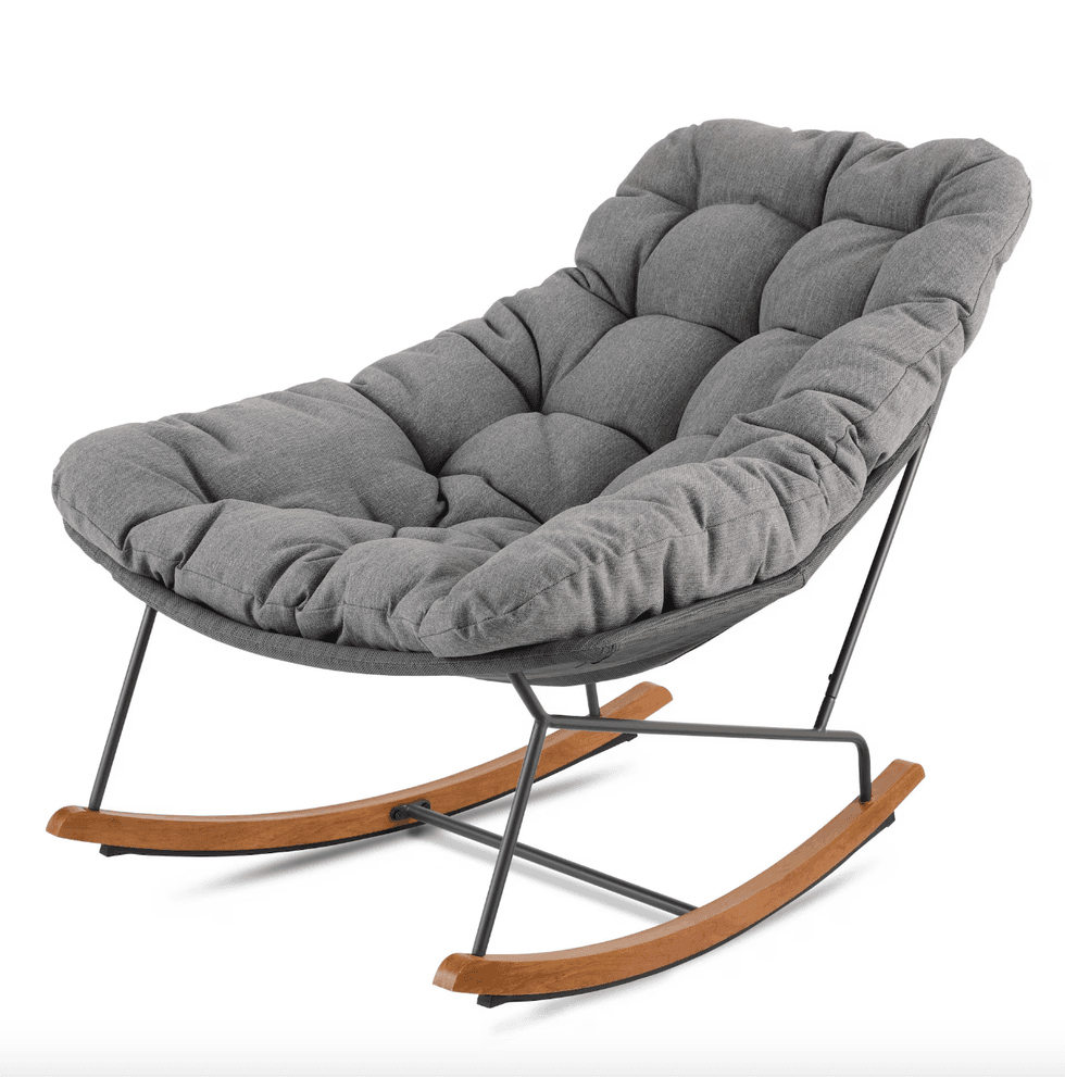 Fauteuil ber\u00e7ant ext\u00e9rieur pour terrasse avec grand coussin r\u00e9sistant \u00e0 l'eau vendu au Canadian Tire.